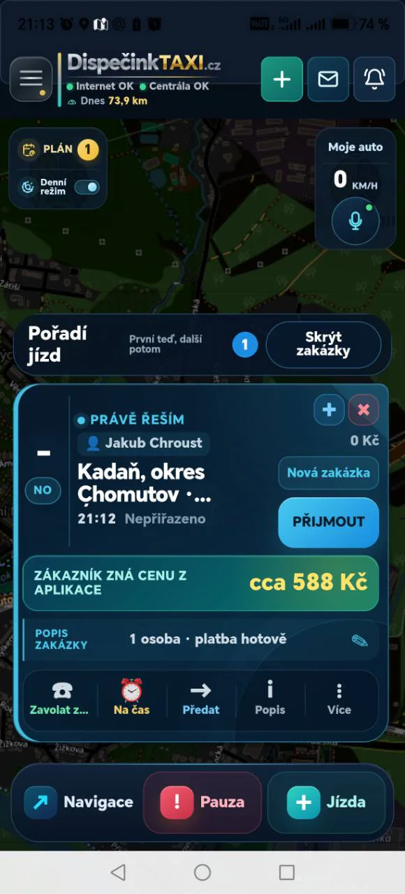 Řidič přijímá zakázku v TaxiBrain Driveru